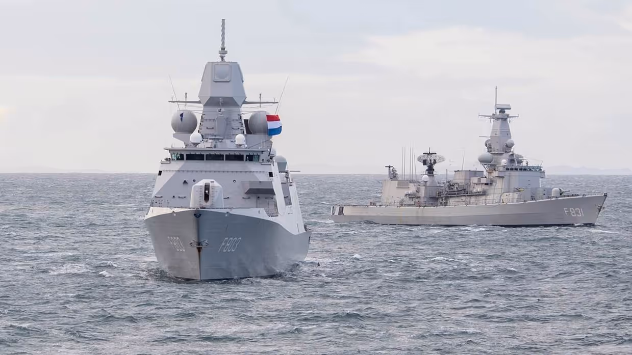 Zr.Ms. Tromp vaart in de buurt van Zr.Ms. Van Amstel.