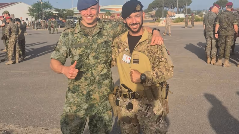 Eerste luitenant Gijs met een Portugese pelotonscommandant.