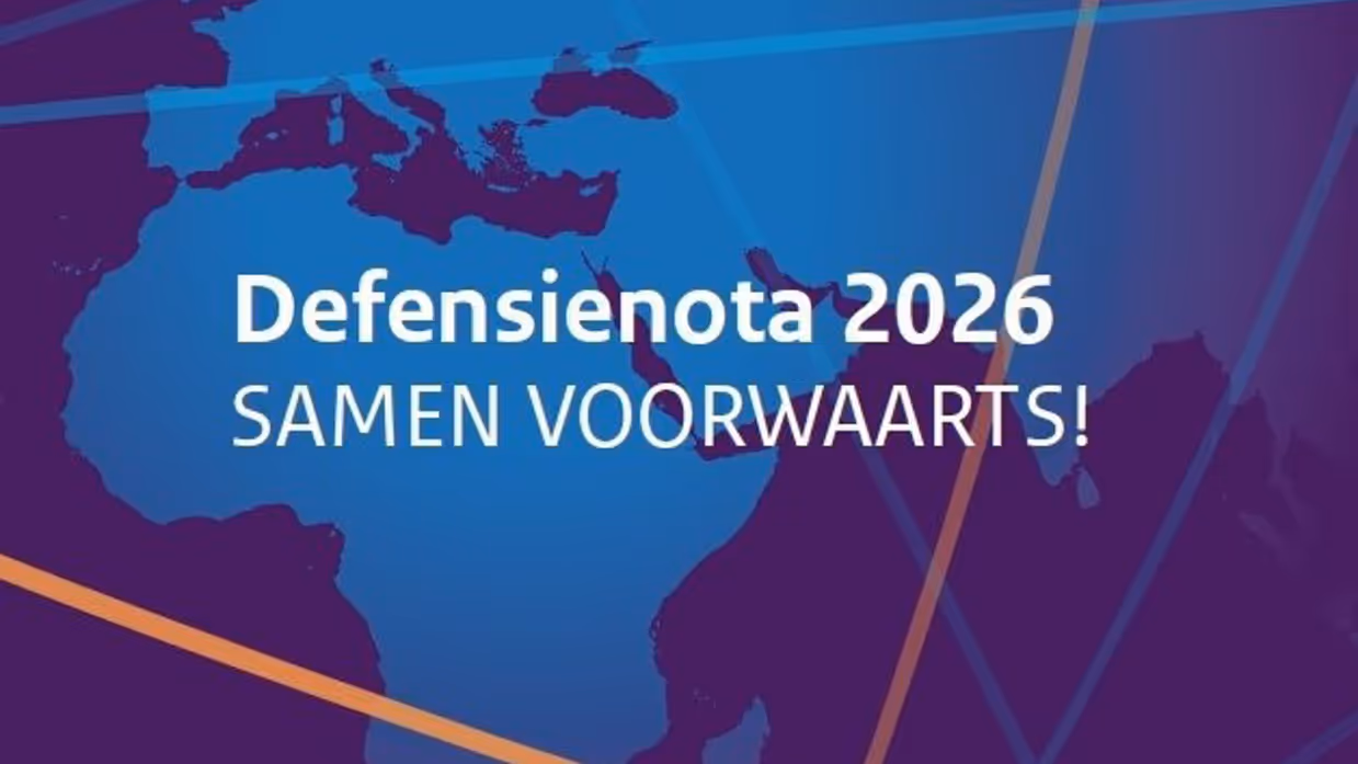 Een paars vlak met daarop de tekst ‘Defensienota 2026’. Daaronder in blokletters de tekst ‘SAMEN VOORWAARTS!’. 