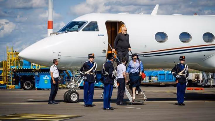 Een delegatie komt aan op Schiphol