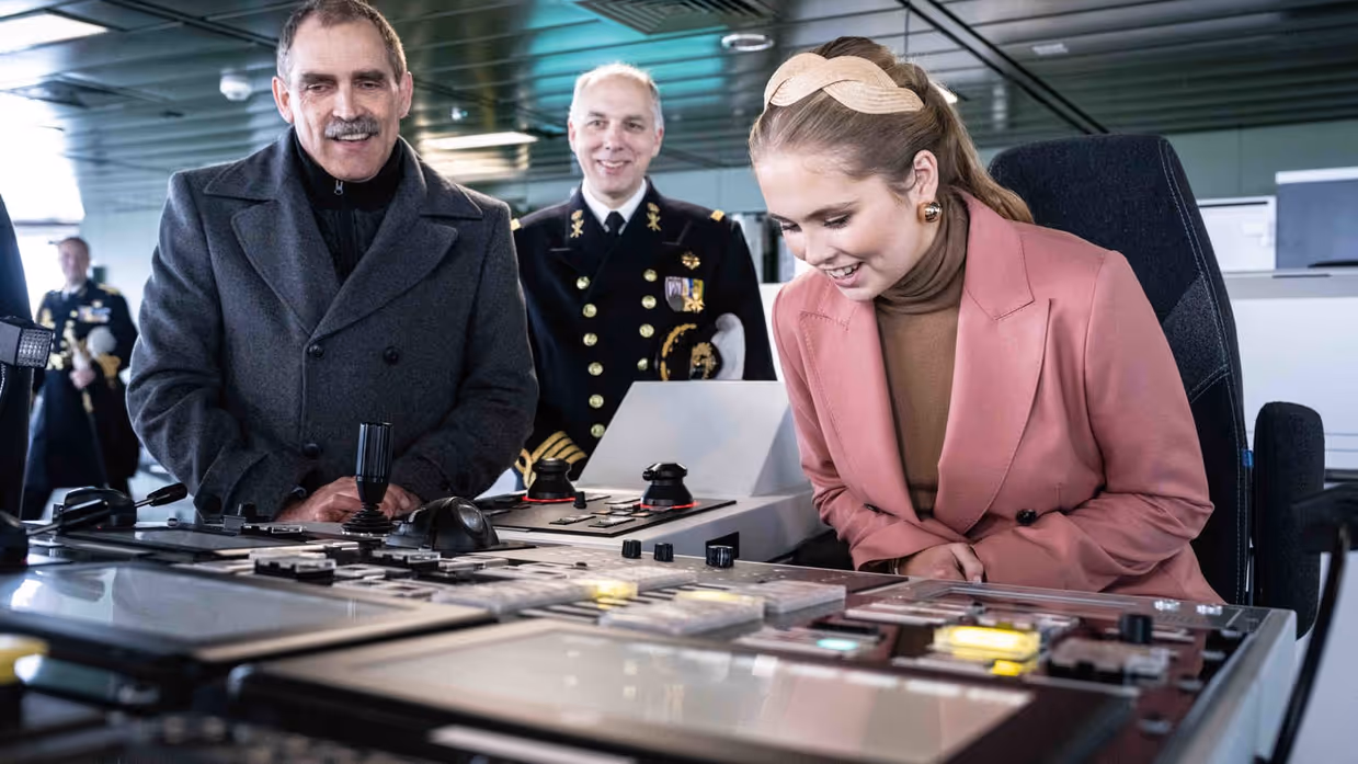 Kroonprinses Amalia bekijkt de brug van een marineschip.