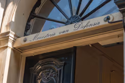 Voordeur van het ministerie van Defensie.