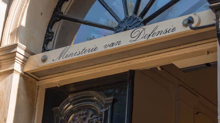 de deur van het ministerie.