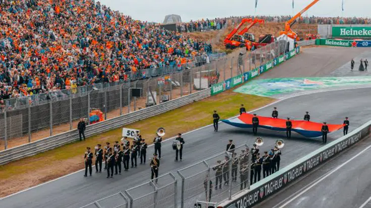 Het Orkest Koninklijke Luchtmacht loopt over de racebaan. 