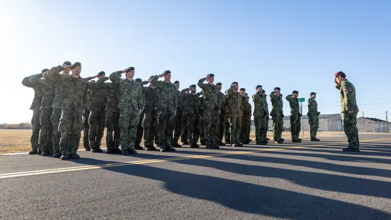  Dienjaarmilitairen in de houding voor hun commandant.