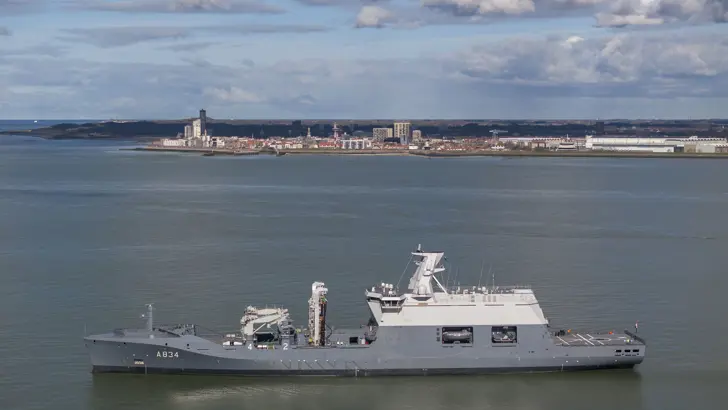 Zr.Ms. Den Helder op zee.