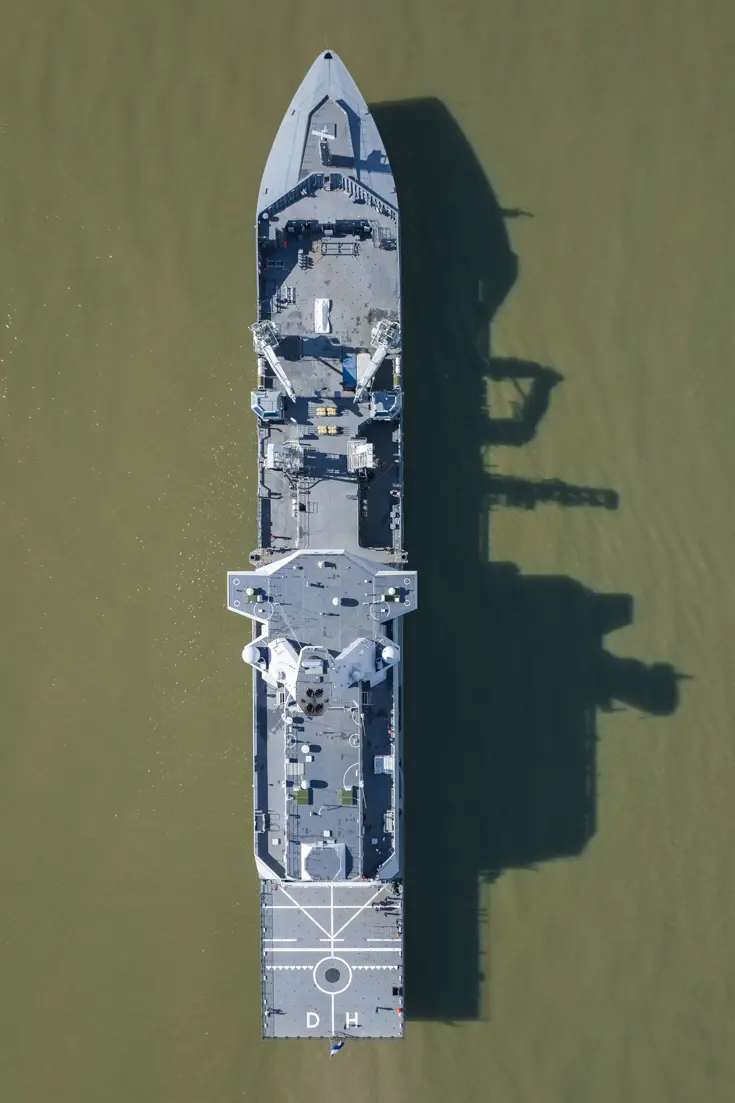 Combat Support Schip Zr.Ms. Den Helder vanaf boven gezien.