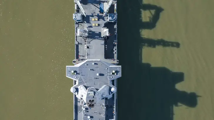 Combat Support Schip Zr.Ms. Den Helder vanaf boven gezien.