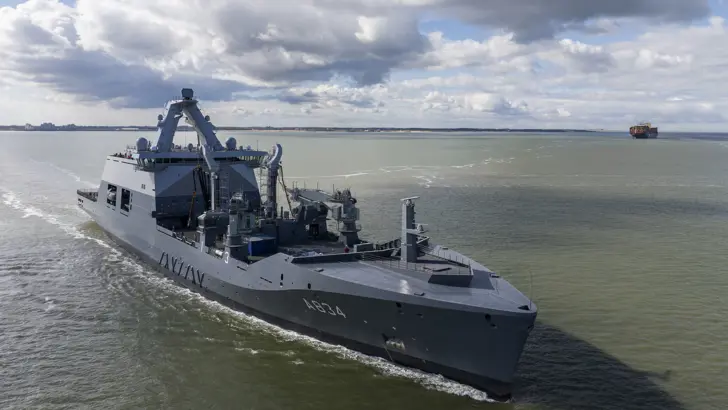 Zr.Ms. Den Helder aan het varen.