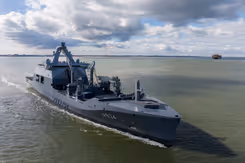 Marineschip vaart op zee. 