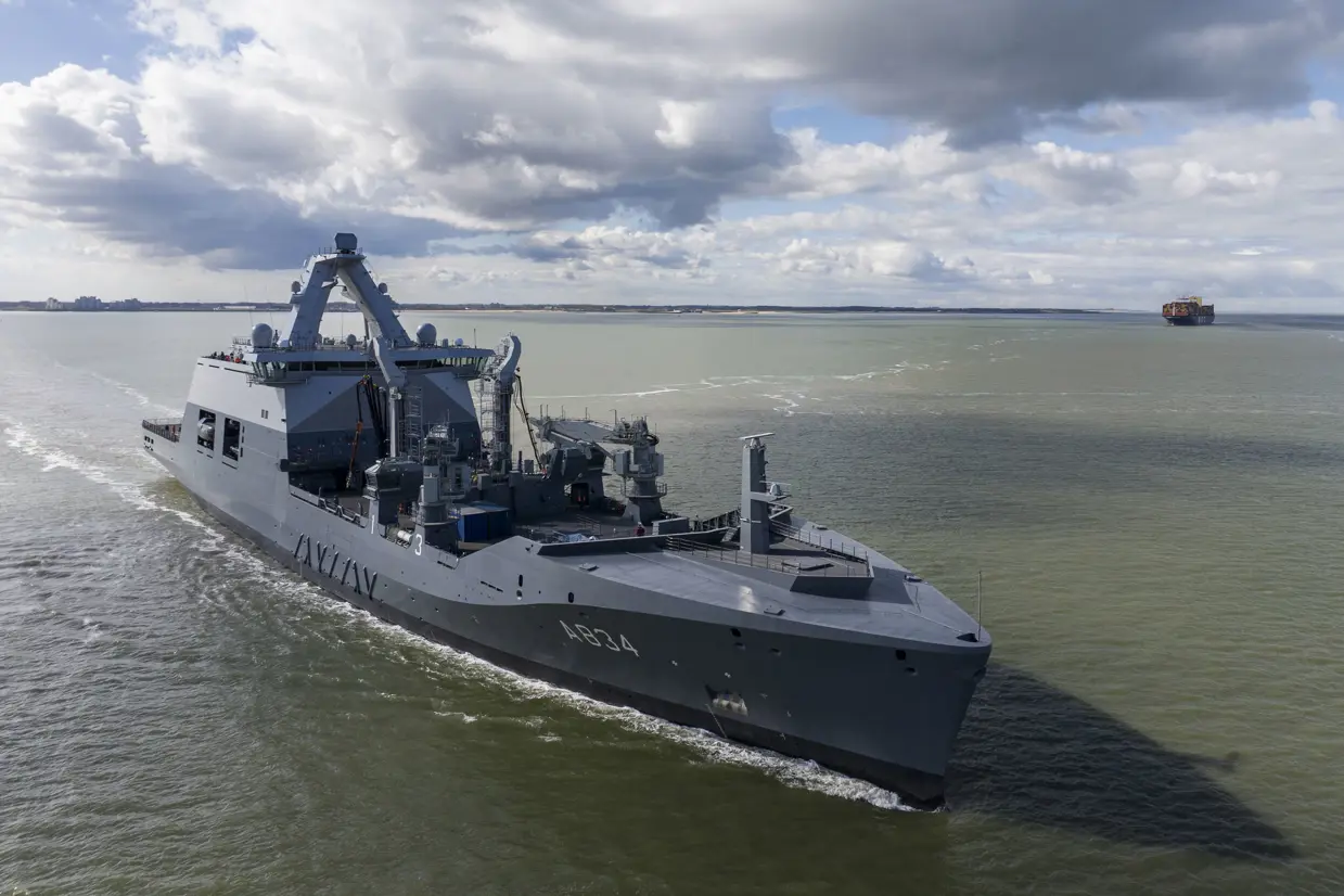 Zr.Ms. Den Helder aan het varen.