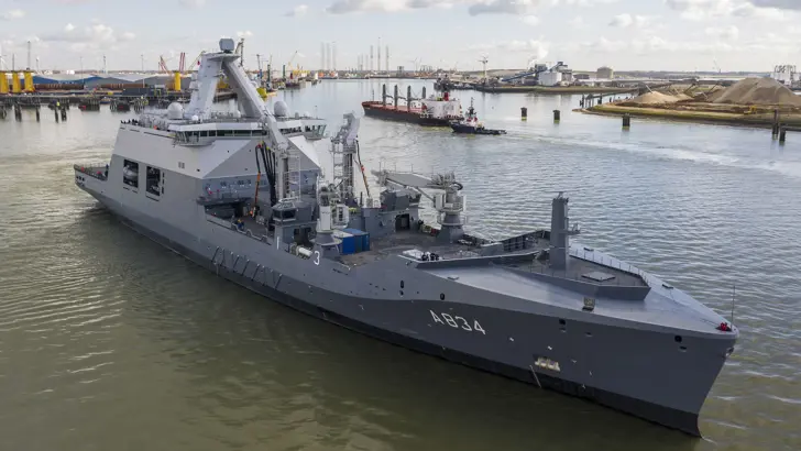 Zr.Ms. Den Helder in de haven.