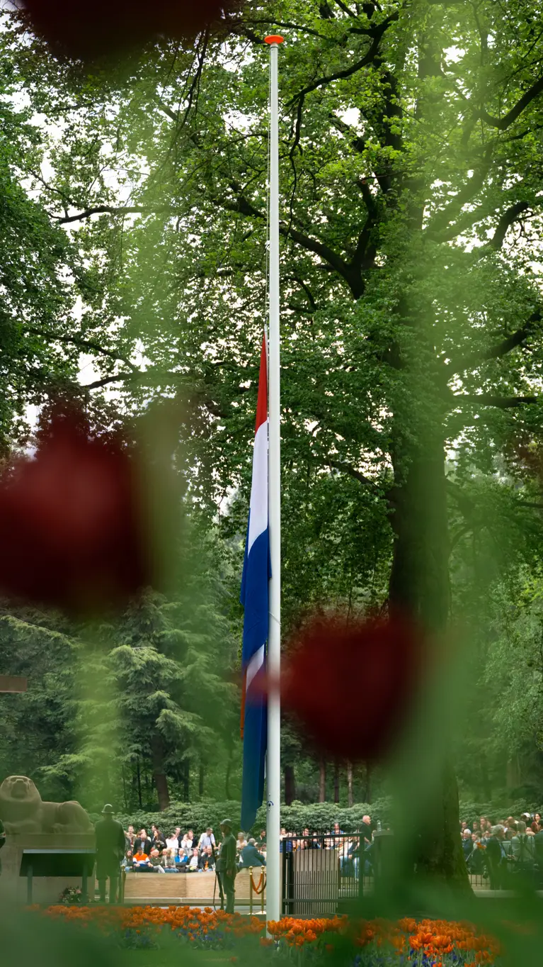 Nederlandse vlag hangt halfstok op Militair Ereveld Grebbeberg 