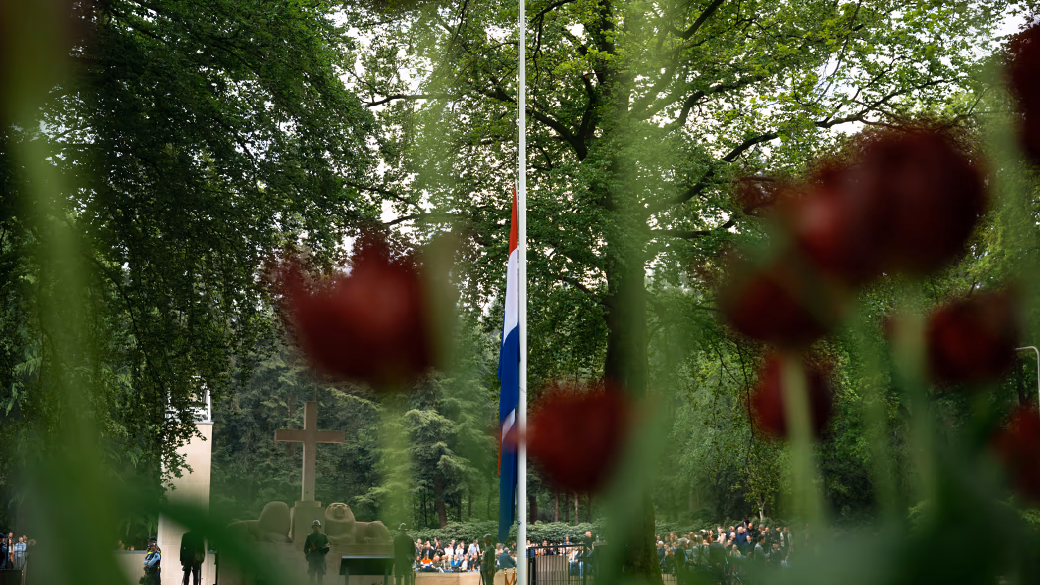 Nederlandse vlag hangt halfstok op Militair Ereveld Grebbeberg 