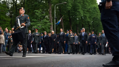  stille tocht komt aan op de Grebbeberg Prinses Margriet, prof. mr. Pieter van Vollenhoven en prins-Christiaan lopen over de erebegraafplaats. 