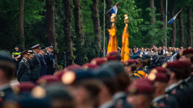 Adjudant Cor Binsma loopt met het vaandel   De vaandels tijdens de herdenking 