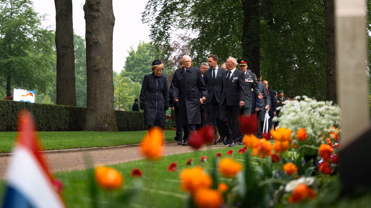  stille tocht komt aan op de Grebbeberg Prinses Margriet, prof. mr. Pieter van Vollenhoven en prins-Christiaan lopen over de erebegraafplaats. 