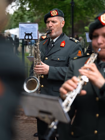 Sergeant-majoor Egon Smit speelt saxofoon tijdens herdenking. 