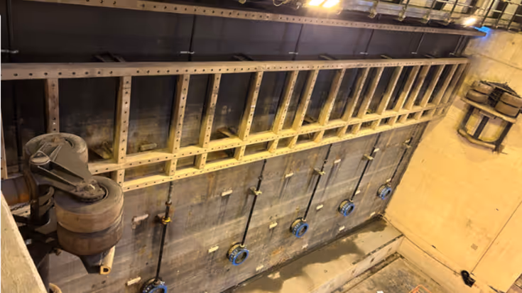 Beeld van de dokdeur van Dok 6, zowel van de droge als van de natte kant bezien.