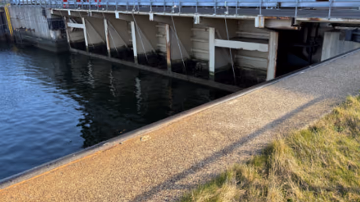 Beeld van de dokdeur van Dok 6, zowel van de droge als van de natte kant bezien.
