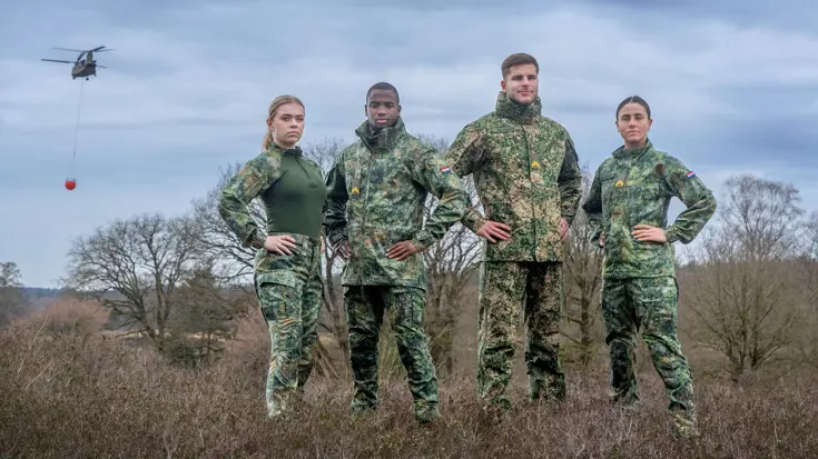 Militairen poseren in een veld