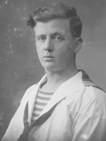 Zwart-wit foto van Dre Nagtegaal's opa in een witte matroos uniform.
