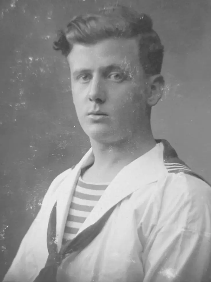 Zwart-wit foto van Dre Nagtegaal's opa in een witte matroos uniform.