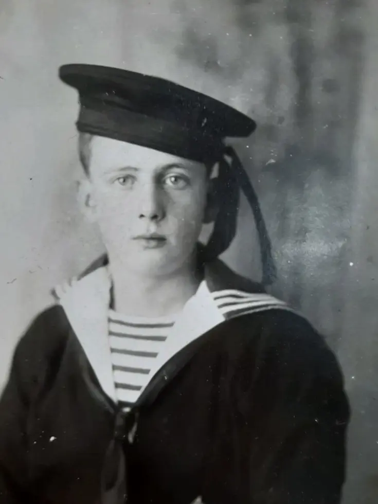 Zwart-wit foto van Dre Nagtegaal's opa als kind in een zwarte matroos uniform.