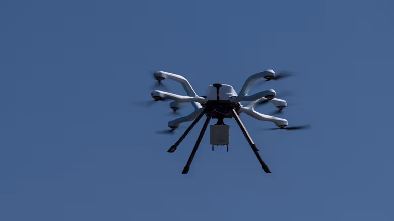 Een drone in de lucht.