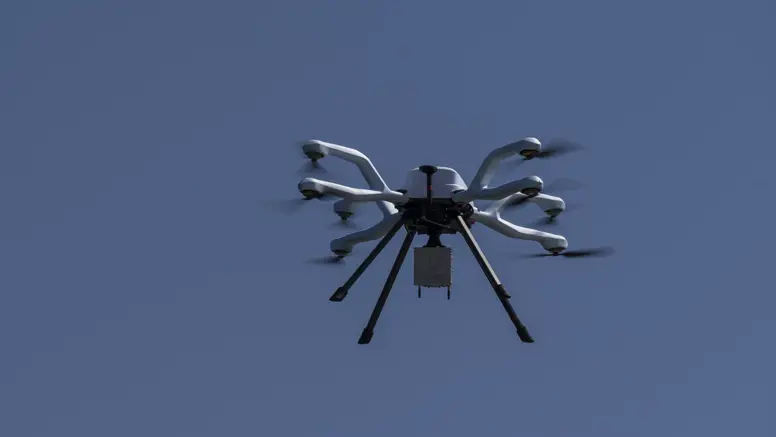 Een drone in de lucht.