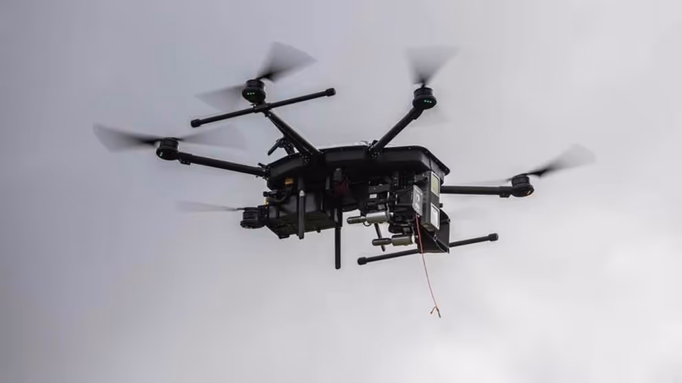 Een drone in de lucht.