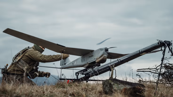 Een drone wordt klaargemaakt voor vertrek.