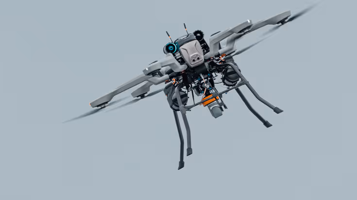 Een vliegende drone aangedreven door 4 propellers en voorzien van een camera. 