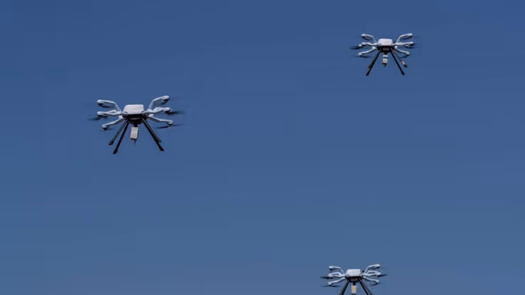 Een groep drones in de lucht.