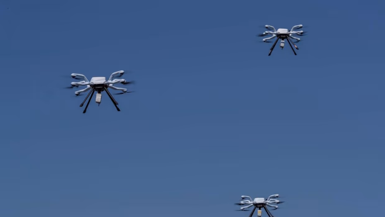 Een groep drones in de lucht.