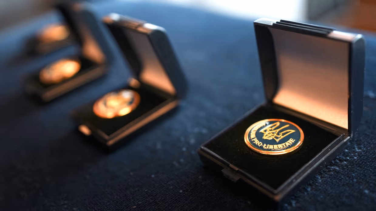 Herinneringsembleem ‘militaire steun aan de Oekraïense strijdkrachten’ in opengeklapt doosje.