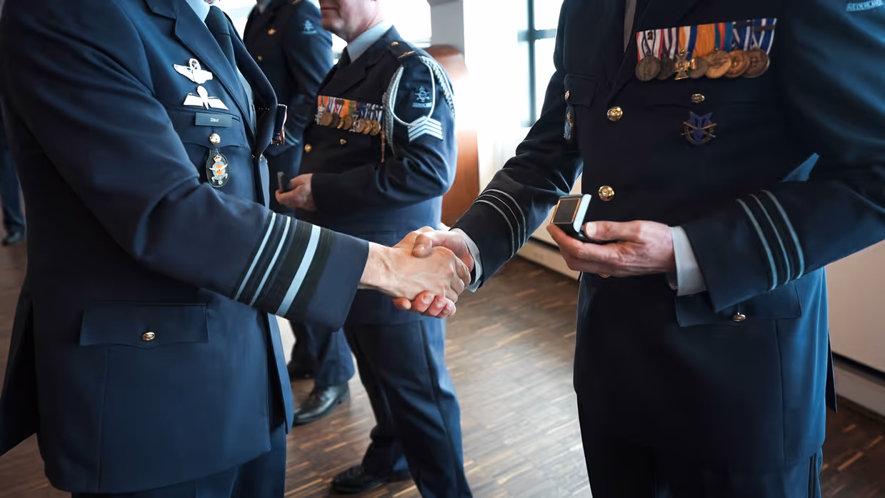 Overhandiging embleem.