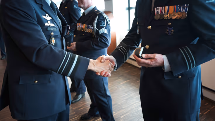 Overhandiging embleem.