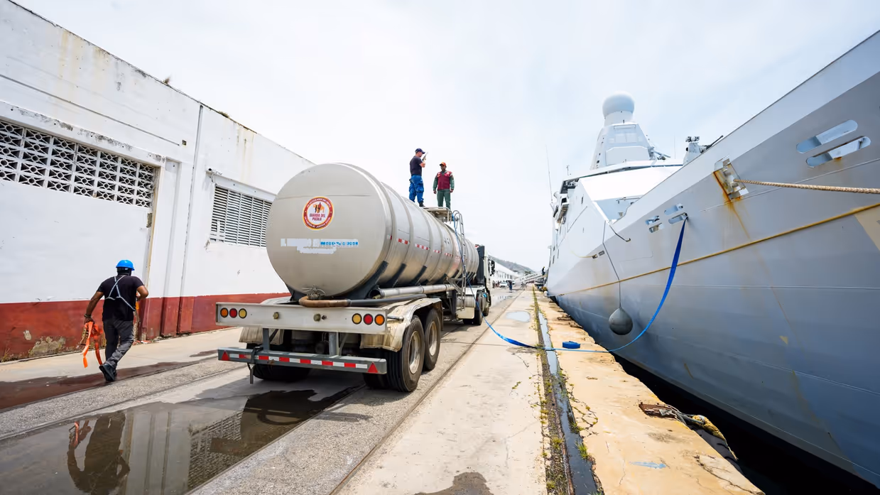 Zr.Ms. Groningen ligt aan de kade, links staat een tankwagen.