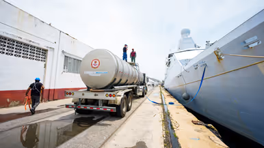 Zr.Ms. Groningen ligt aan de kade, links staat een tankwagen.