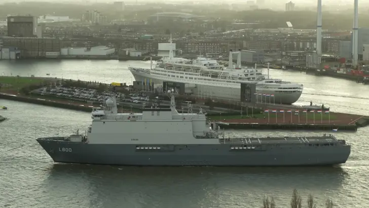 Het amfibisch transportschip op de voorgrond. Op de achtergrond het ss Rotterdam.