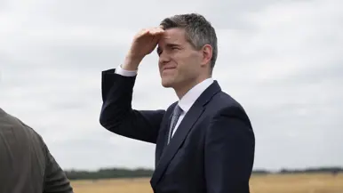 Berendsen kijkt de verte in en houdt daarbij een hand als afdakje boven zijn ogen tegen de zon.