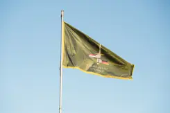 De vlag van IGNC. 