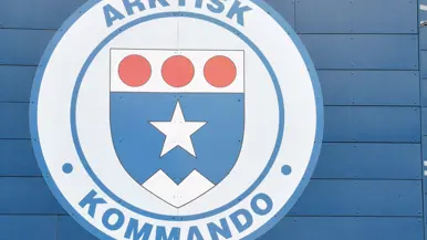 Een blauw bord met het bord "Arktisk Kommandø".