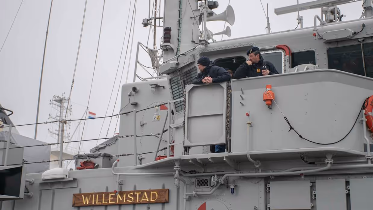 Zij-aanzicht marineschip met naambord Zr.Ms. Willemstad.