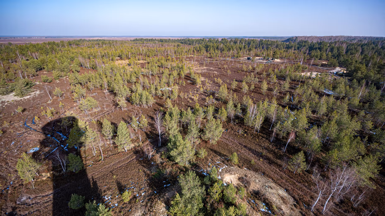 Een overzichtsfoto van het oefenterrein in Letland.  