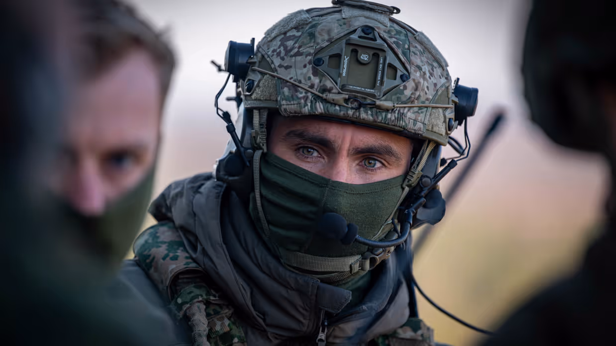 Eerste luitenant Jesper staat op de balustrade van een uitkijktoren. 