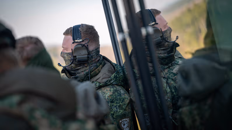 Wachtmeester Almar staat op de balustrade van de uitkijktoren. 