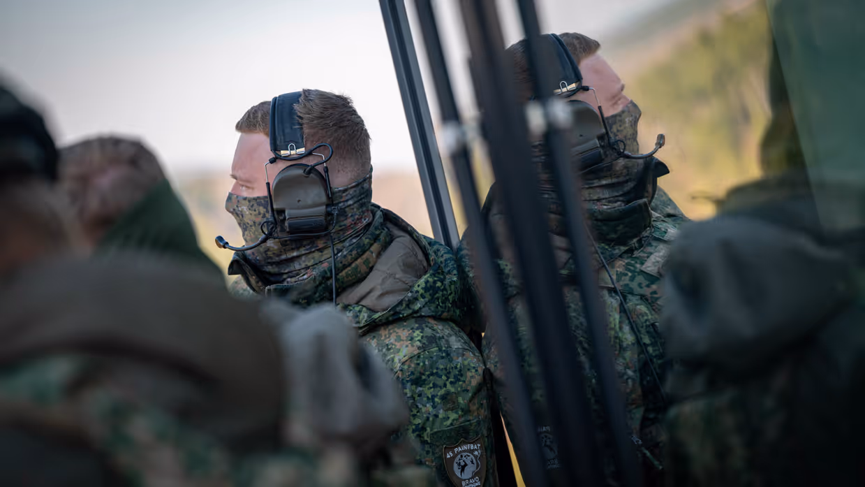 Wachtmeester Almar staat op de balustrade van de uitkijktoren. 