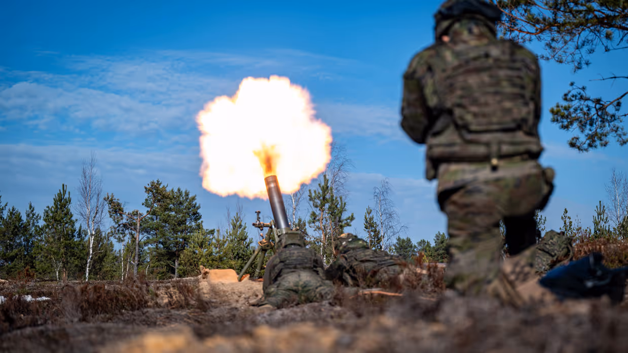 Een Spaanse mortiergroep vuurt een granaat af. 